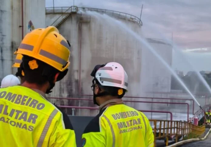 Operação com 35 bombeiros e canhões de água controla vazamento químico no Distrito Industrial