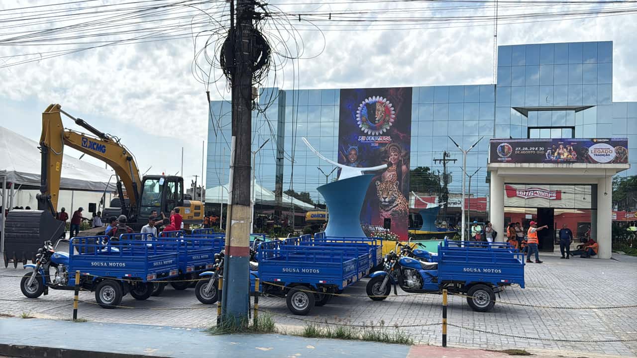 Prefeitura de Tabatinga entrega retroescavadeira e dez motocarros para apoiar produtores rurais