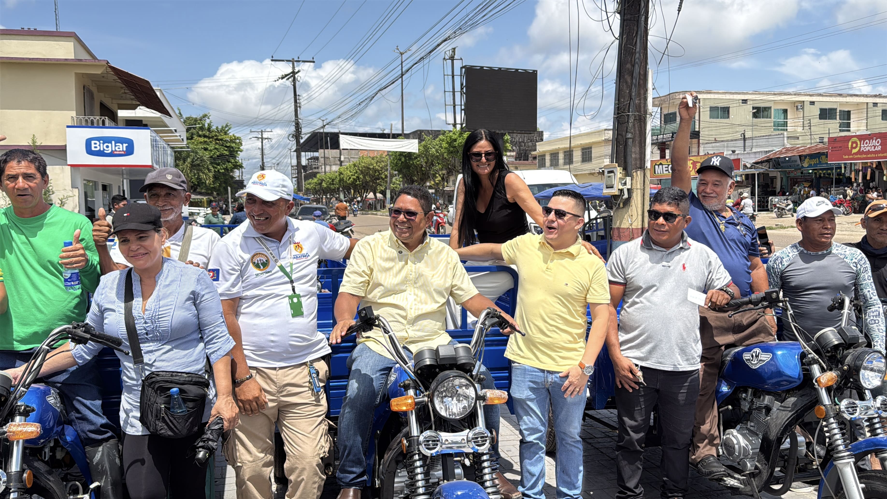 Prefeitura de Tabatinga entrega retroescavadeira e dez motocarros para apoiar produtores rurais — imagem 2