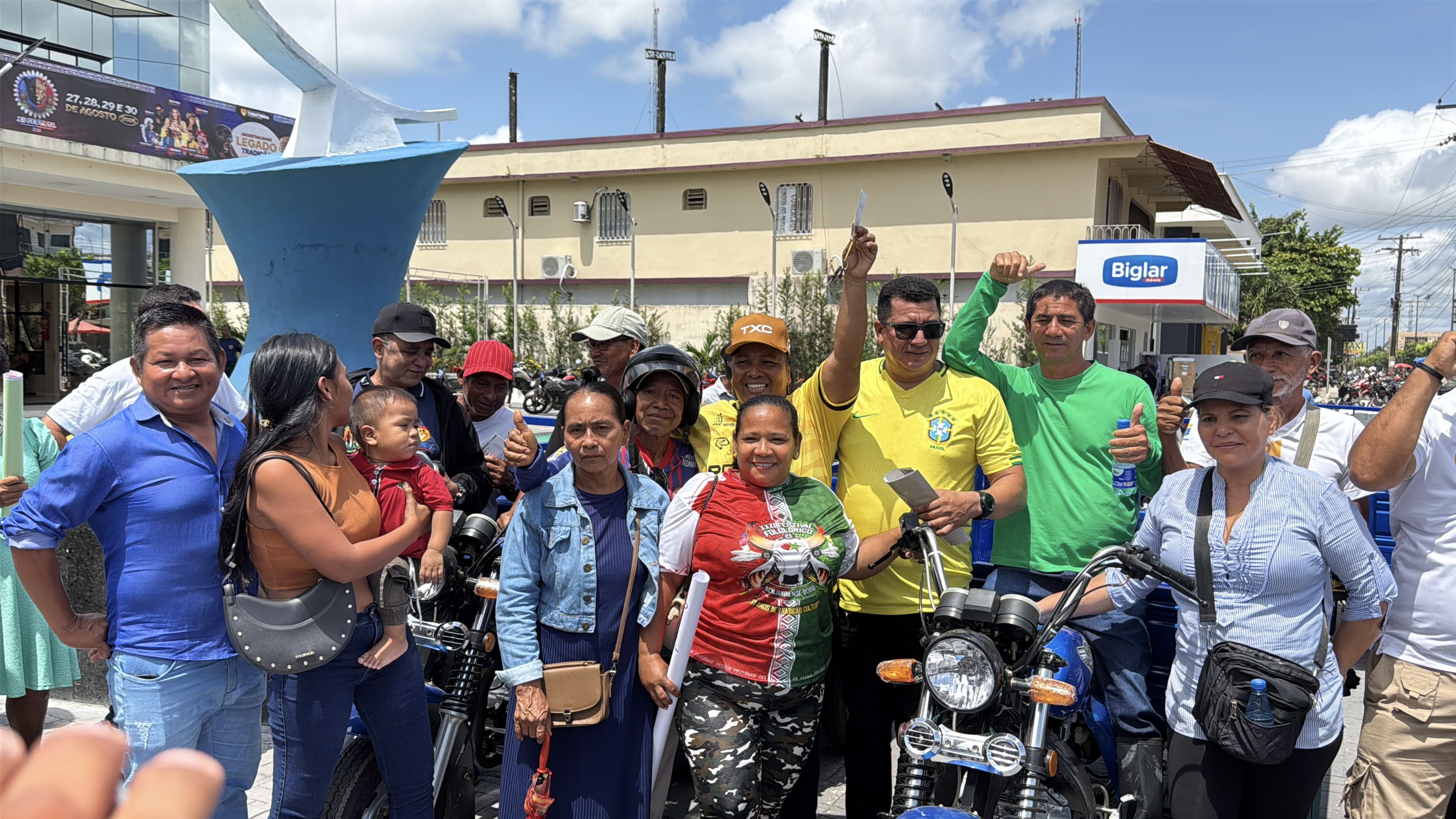 Prefeitura de Tabatinga entrega retroescavadeira e dez motocarros para apoiar produtores rurais — imagem 3