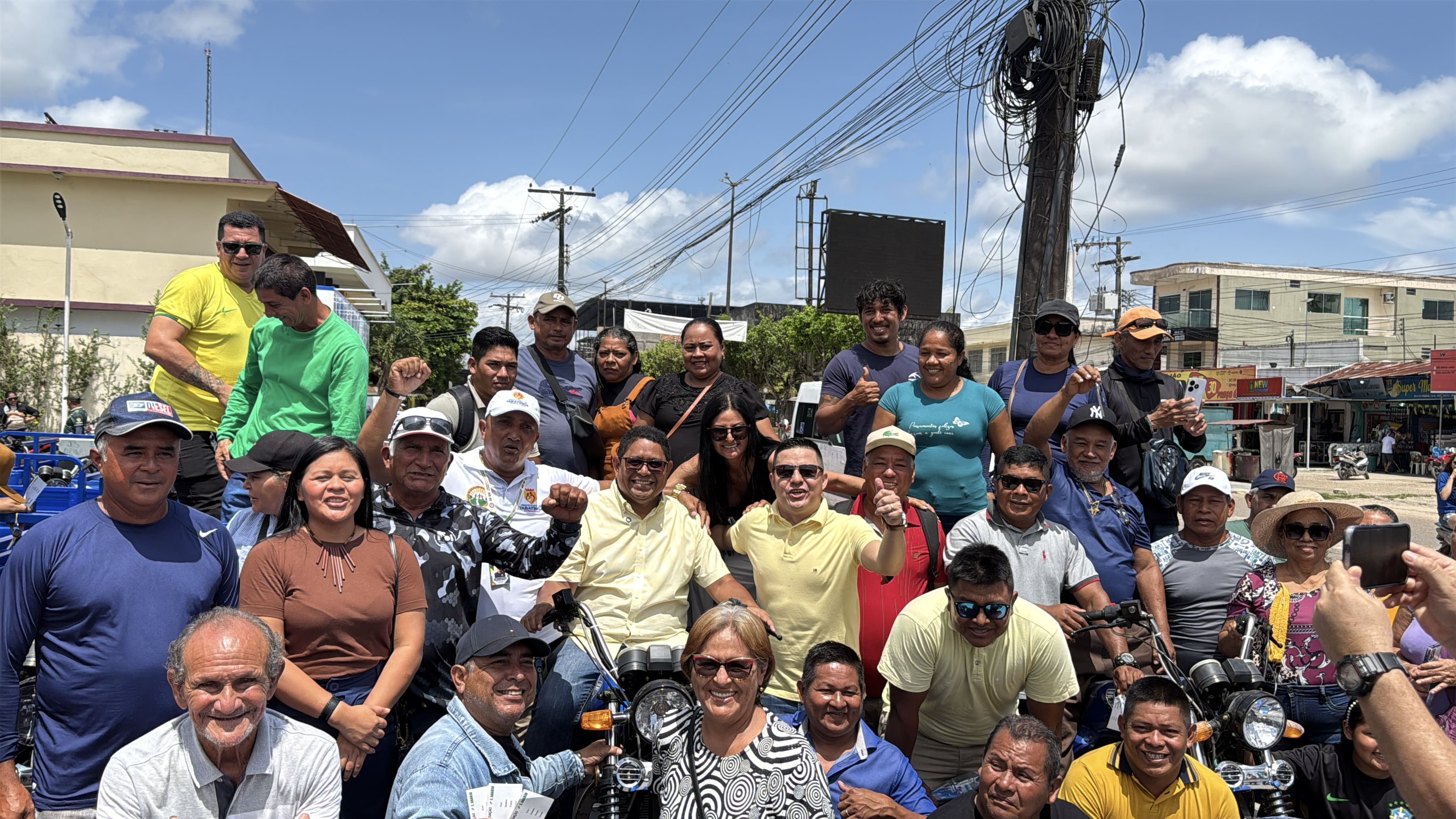 Prefeitura de Tabatinga entrega retroescavadeira e dez motocarros para apoiar produtores rurais — imagem 4