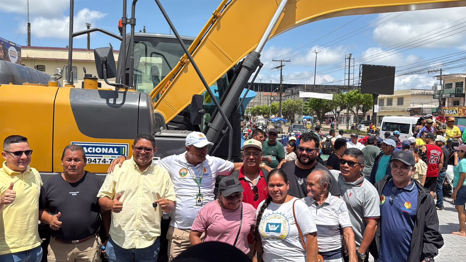 Prefeitura de Tabatinga entrega retroescavadeira e dez motocarros para apoiar produtores rurais — imagem 5