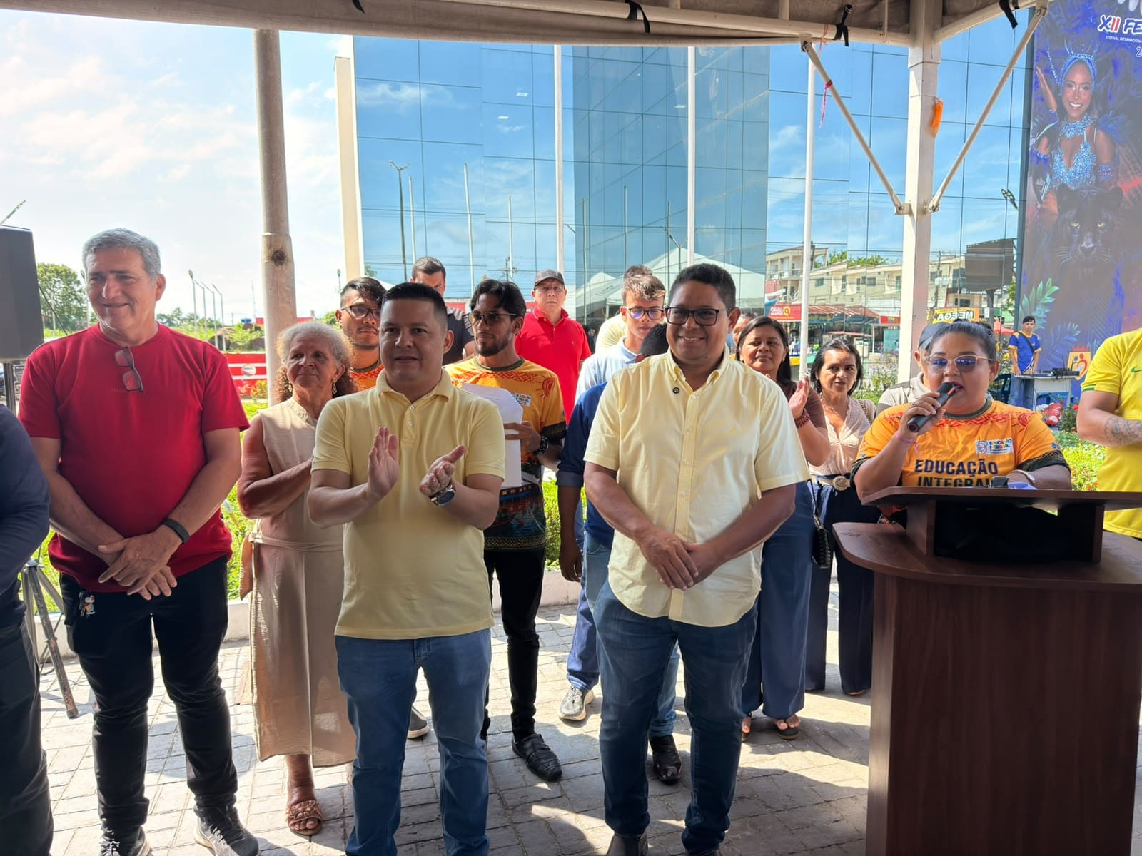 Prefeitura de Tabatinga entrega retroescavadeira e dez motocarros para apoiar produtores rurais — imagem 6