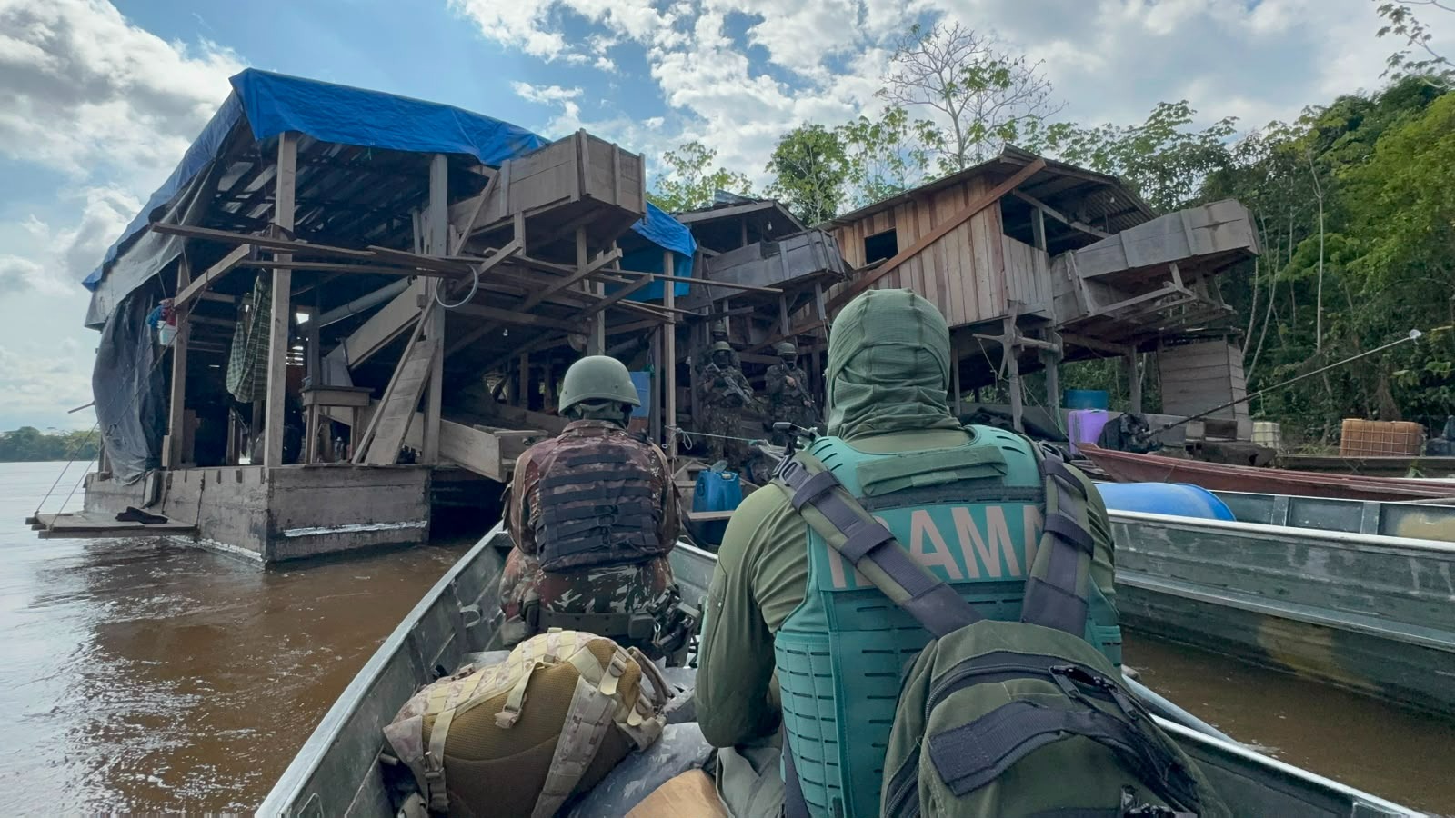 Exército e IBAMA inutilizam seis dragas em área de garimpo ilegal no Amazonas