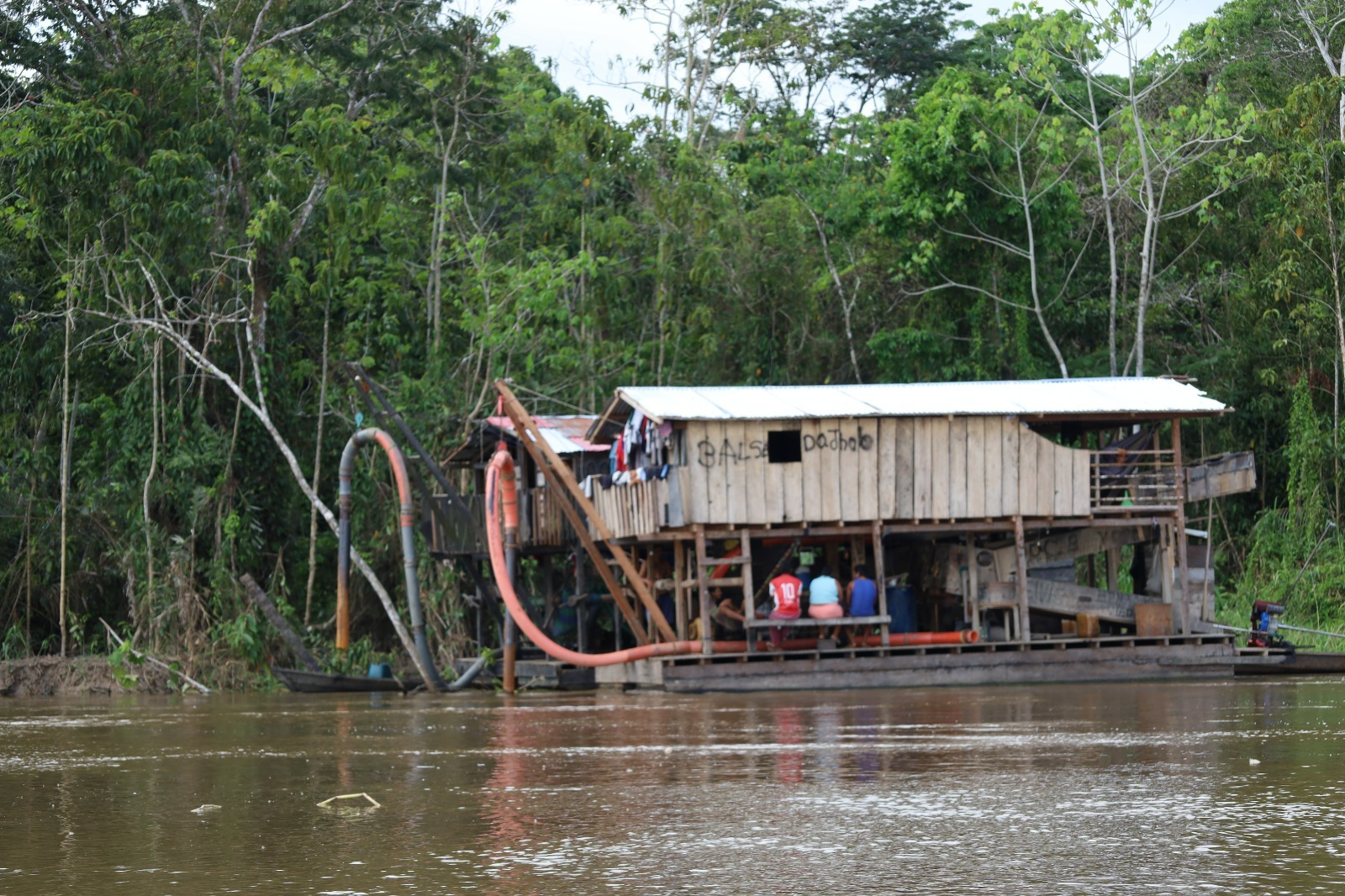 Exército e IBAMA inutilizam seis dragas em área de garimpo ilegal no Amazonas — imagem 4