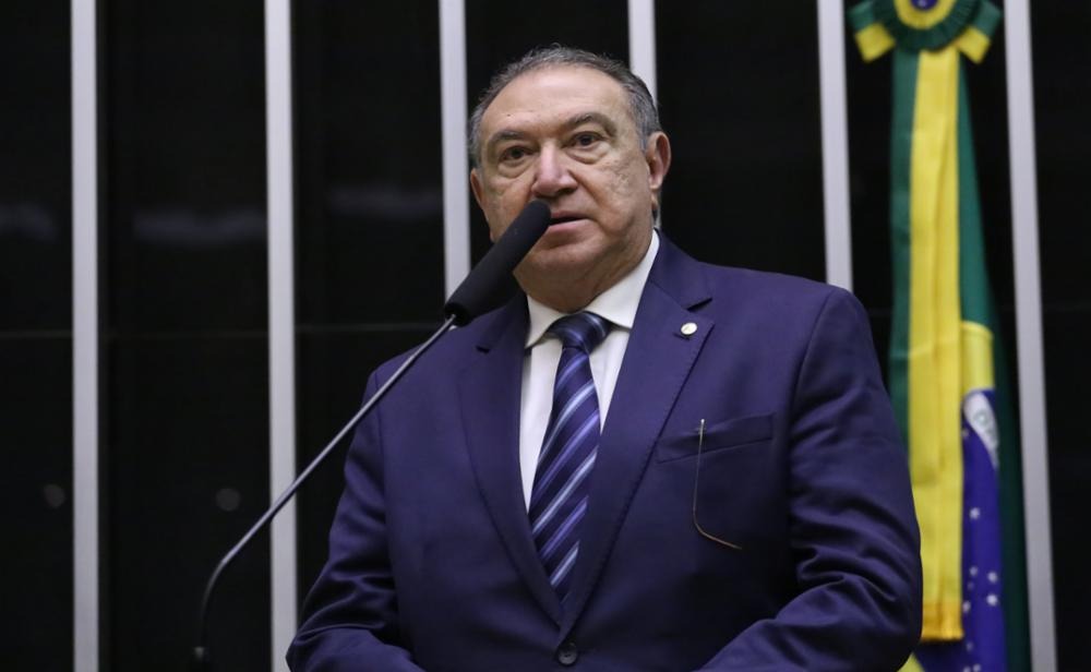 Átila Lins encerra trajetória de 35 anos na Câmara dos Deputados